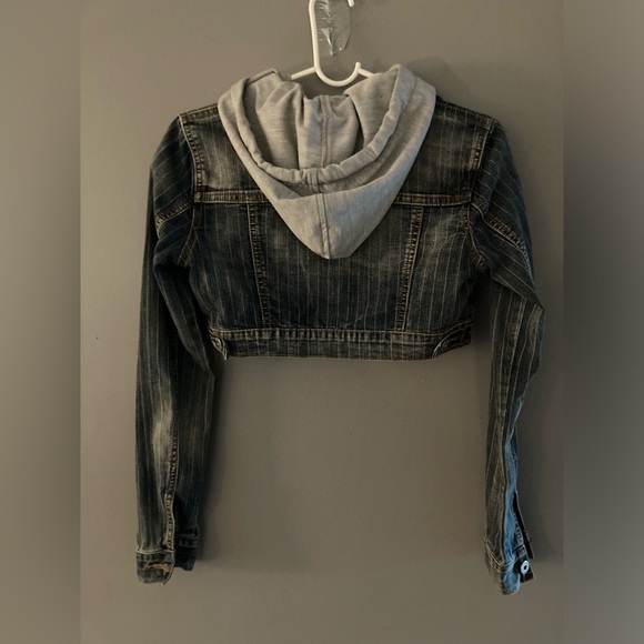 In Excellent Condition! YOUNIQUE Cropped Jean Jacket with Detachable Hood - Picture 4 of 7
